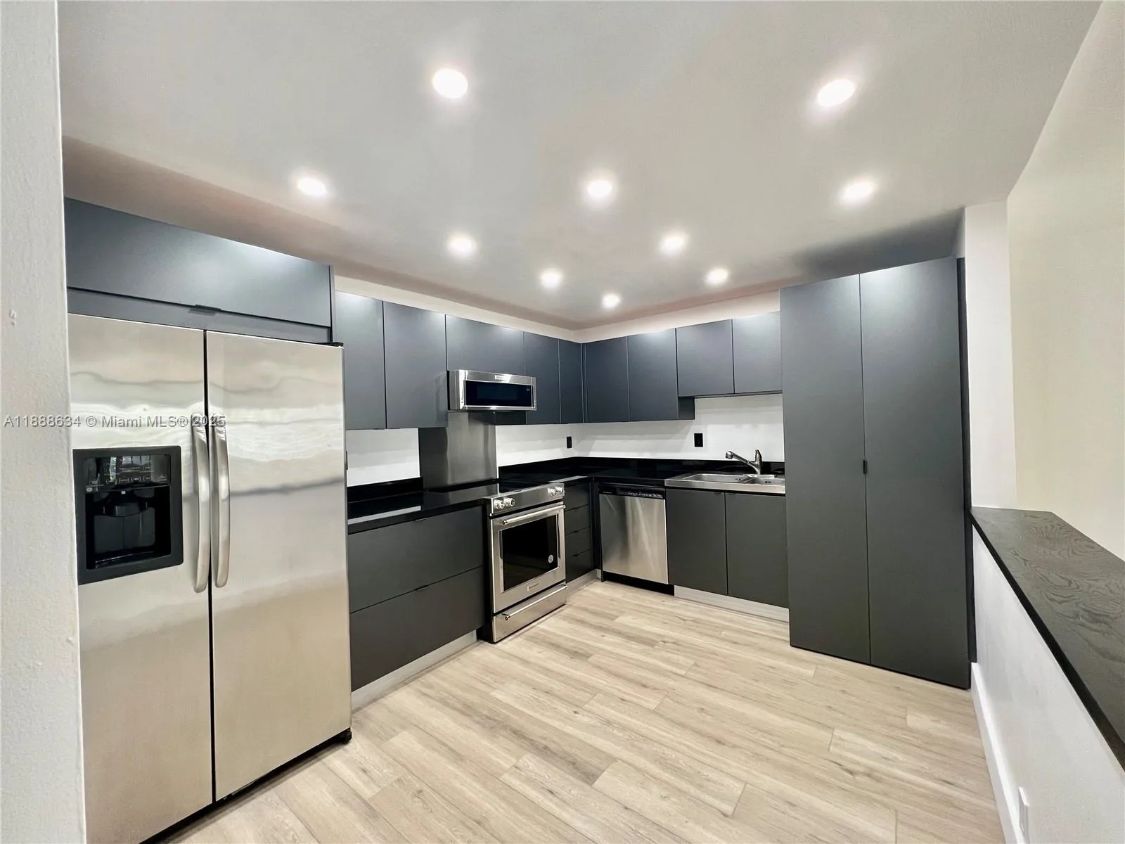 1901 Brickell Ave # B1613, Miami, FL 33129 photo 2