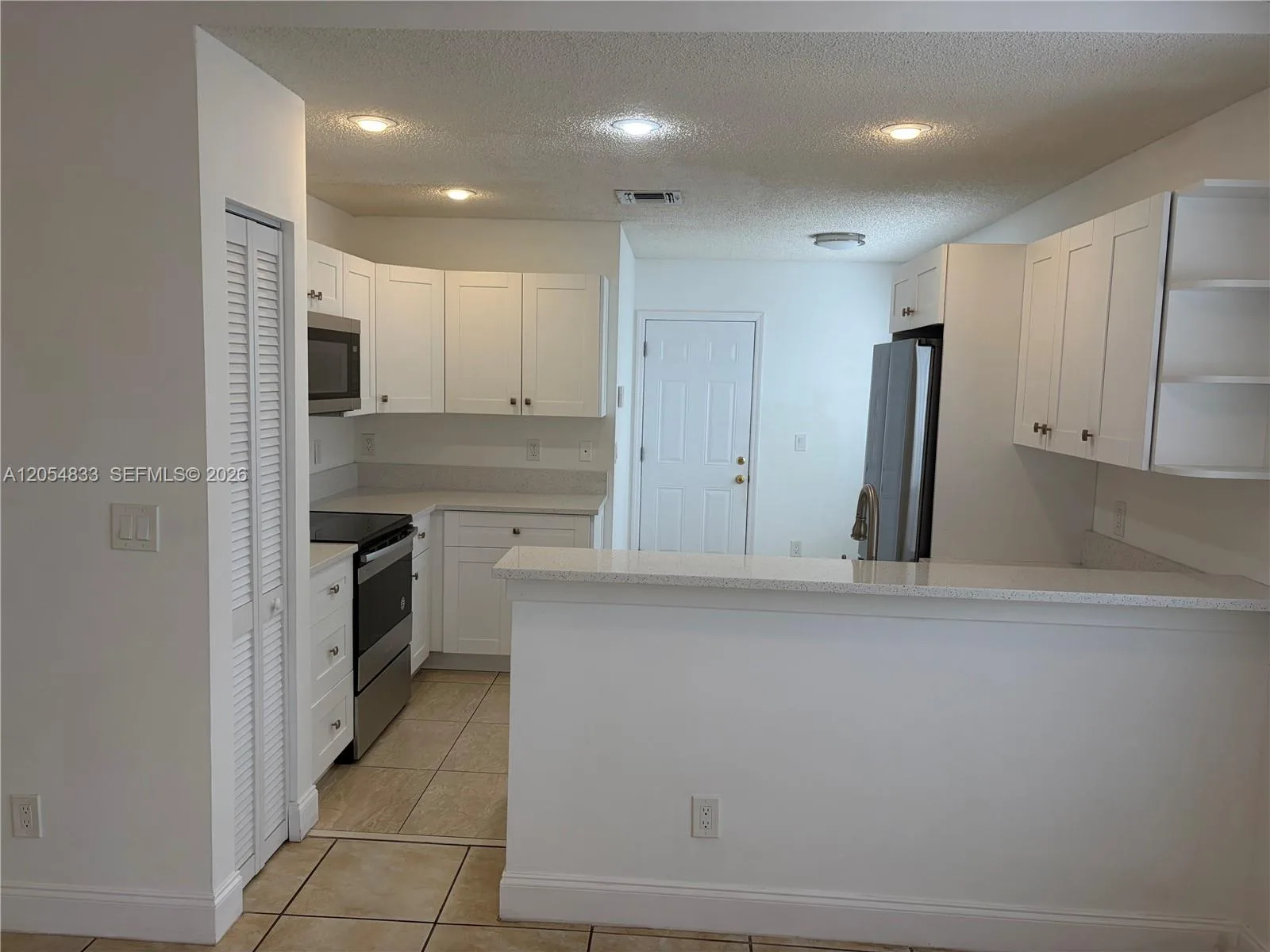 9020 N Lake Park Cir N, Davie, FL 33328 photo 4