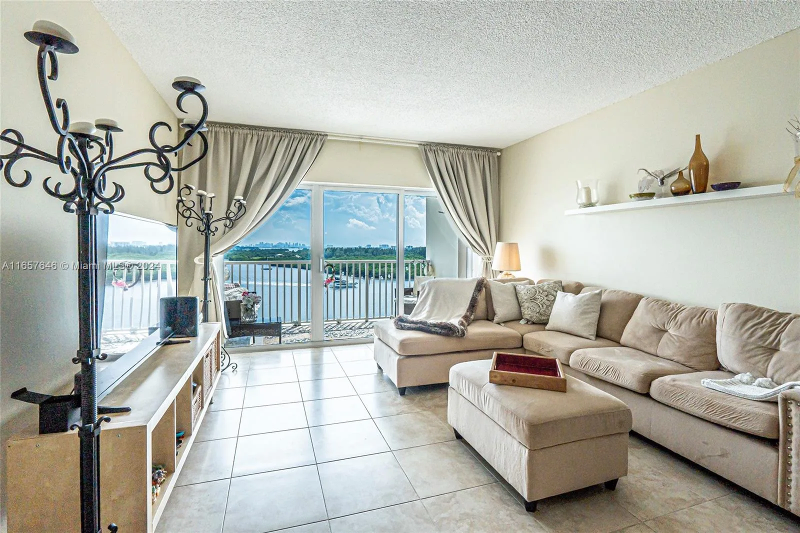 300 Bayview Dr # 1012, Sunny Isles Beach, FL 33160 photo 4