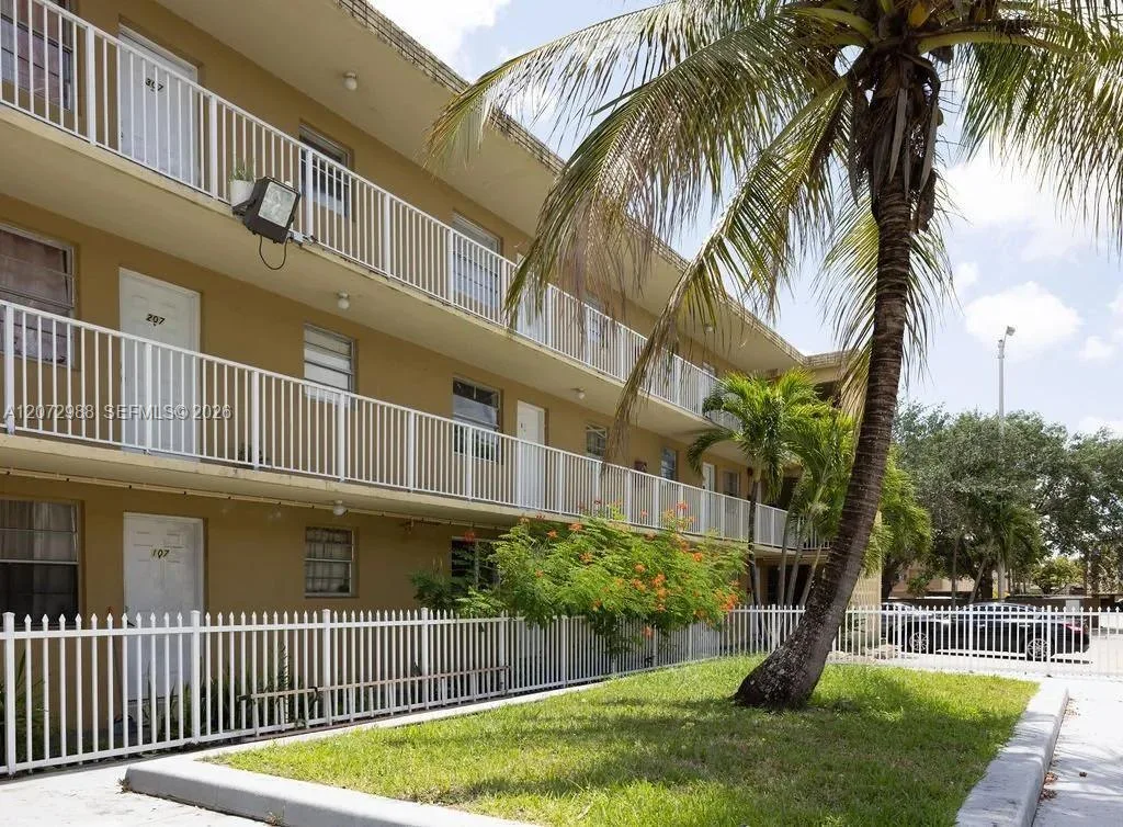 955 W 74 Street # 207, Hialeah, FL 33012