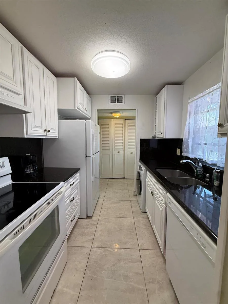 22 GOLFS EDGE # B, West Palm Beach, FL 33417 photo 5