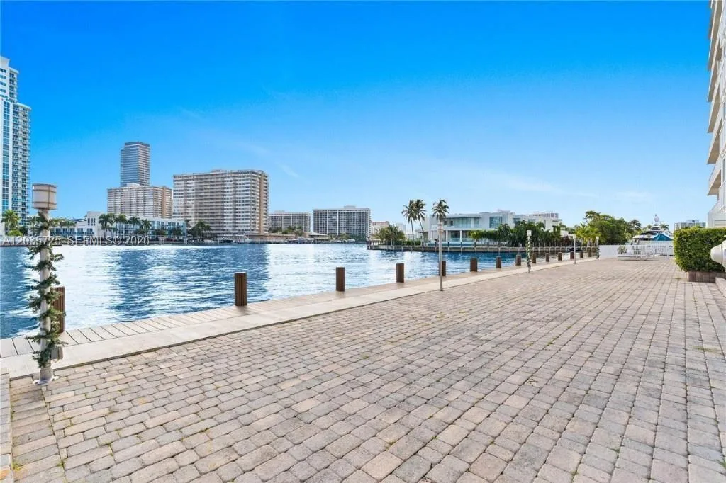 121 Golden Isles Dr # 904, Hallandale Beach, FL 33009