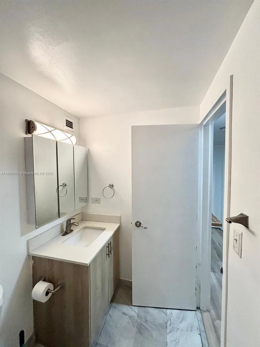 801 Brickell Bay Dr # 1066, Miami, FL 33131 photo 12