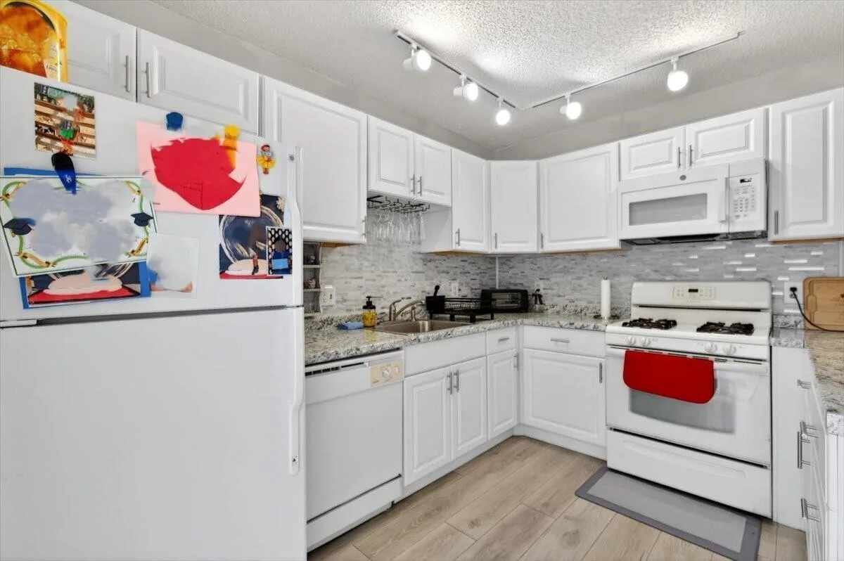 6351 Seven Springs Boulevard # B, FL 33463 photo 7