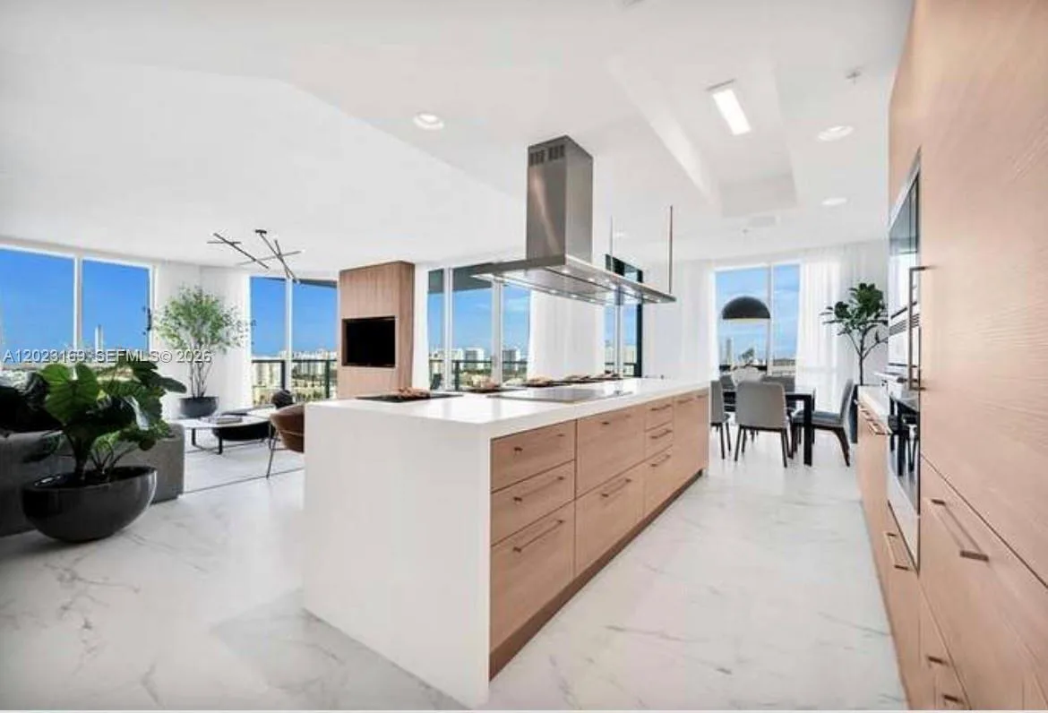 17111 Biscayne Blvd # 2209, North Miami Beach, FL 33160