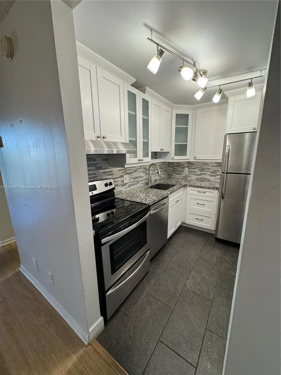 8411 NW 8th St # 203, Miami, FL 33126 photo 3
