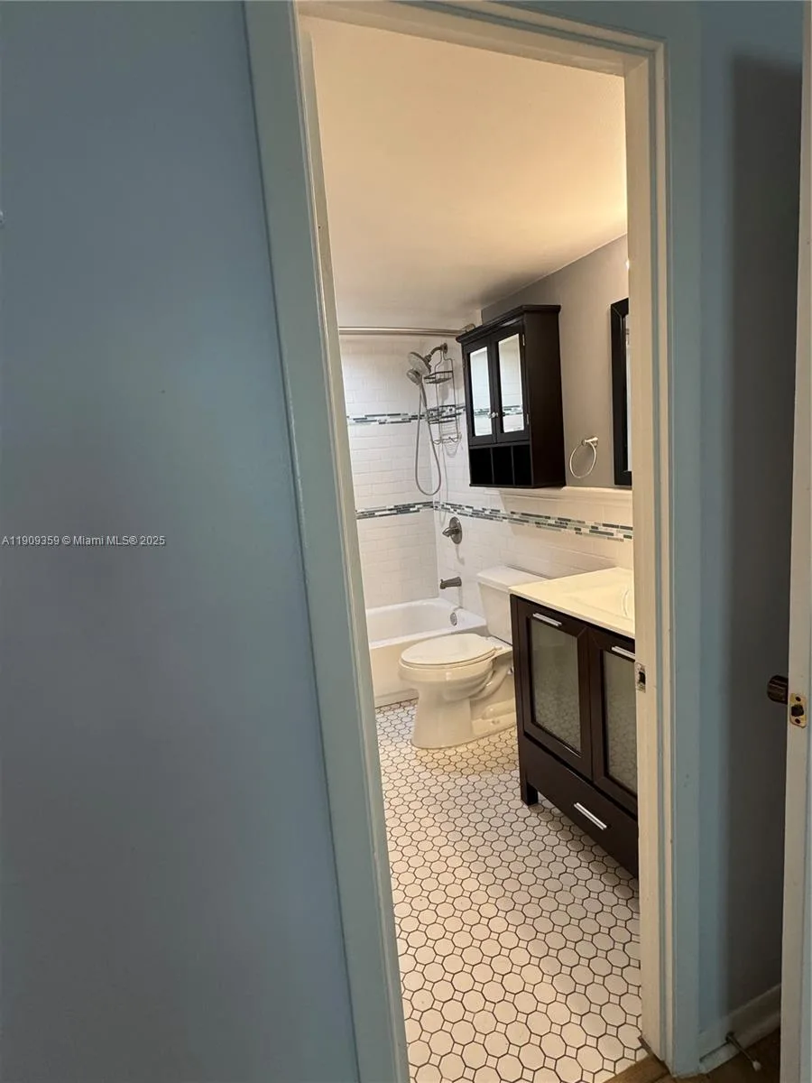 8411 NW 8th St # 203, Miami, FL 33126 photo 4
