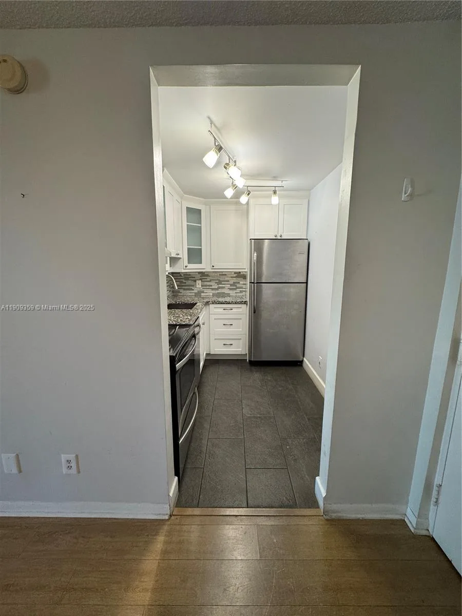 8411 NW 8th St # 203, Miami, FL 33126 photo 5