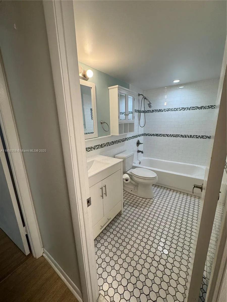 8411 NW 8th St # 203, Miami, FL 33126 photo 6