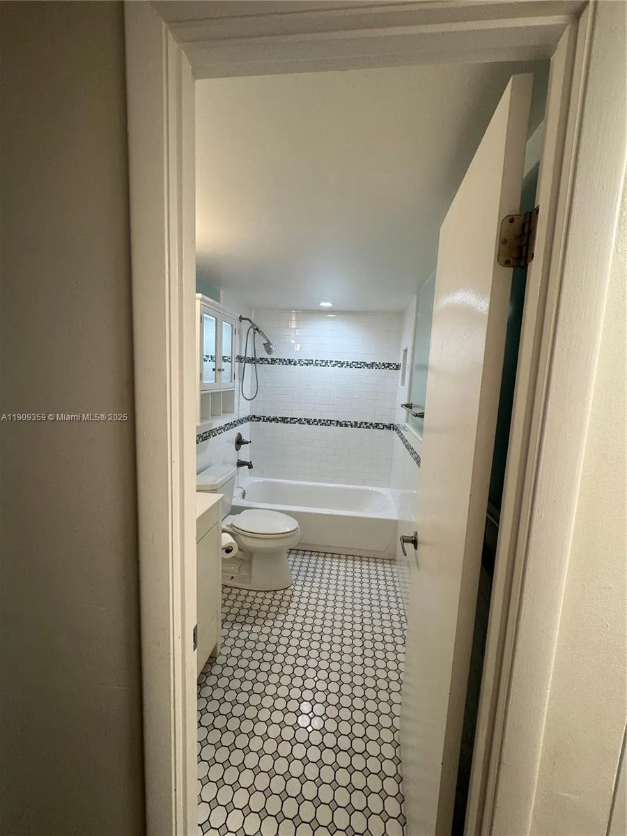 8411 NW 8th St # 203, Miami, FL 33126 photo 8