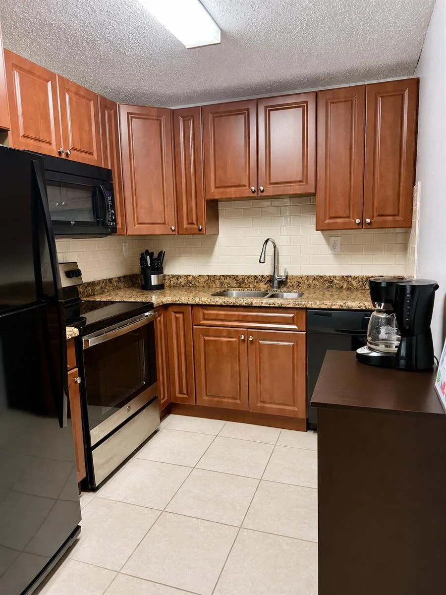 405 MEADOWS Circle # 405, Boynton Beach, FL 33436