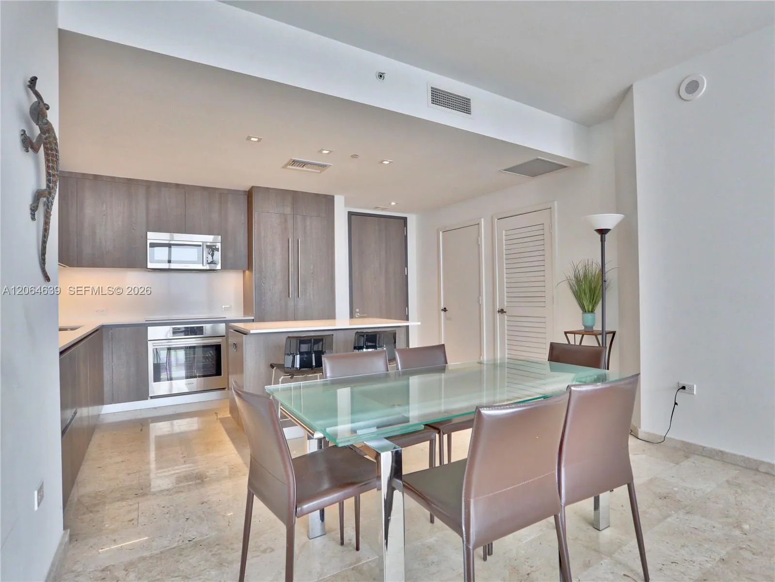 88 SW 7th St # 3805, Miami, FL 33130 photo 2