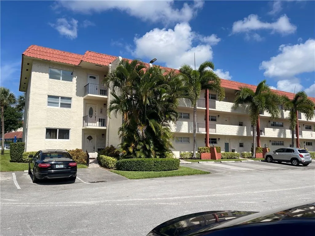 9410 N Hollybrook Lake Drive # 310, Pembroke Pines, FL 33025
