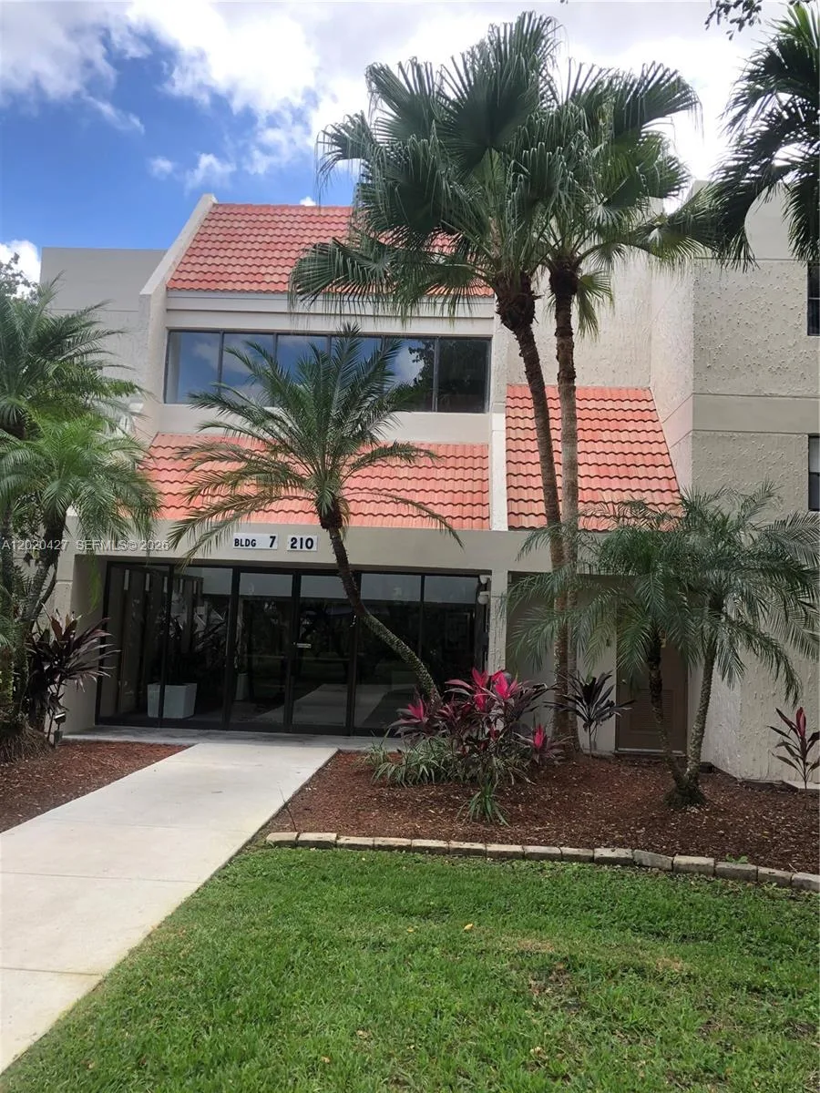 210 Lakeview Dr # 207, Weston, FL 33326