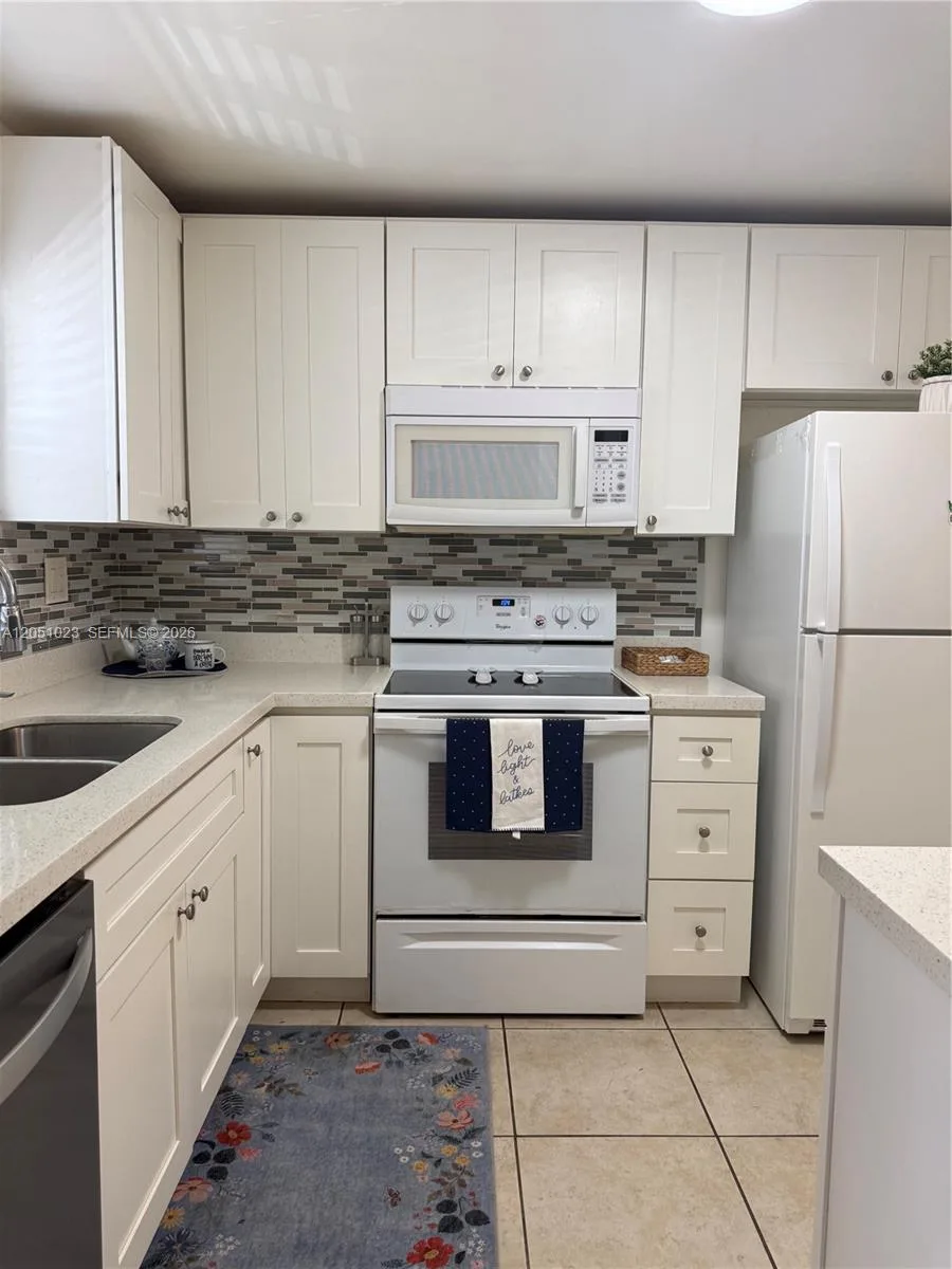 9540 Sunrise Lakes Blvd # 208, Sunrise, FL 33322