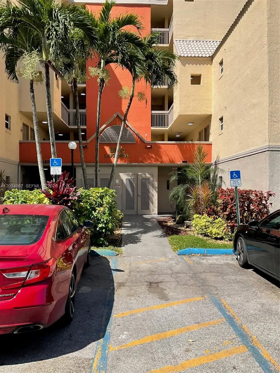 8373 Lake Dr # 106, Doral, FL 33166