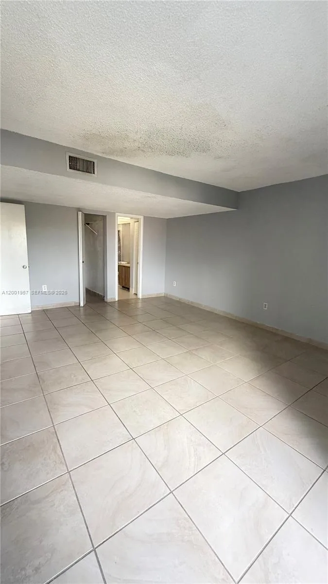 9375 Fontainebleau Blvd # L304, Miami, FL 33172 photo 2
