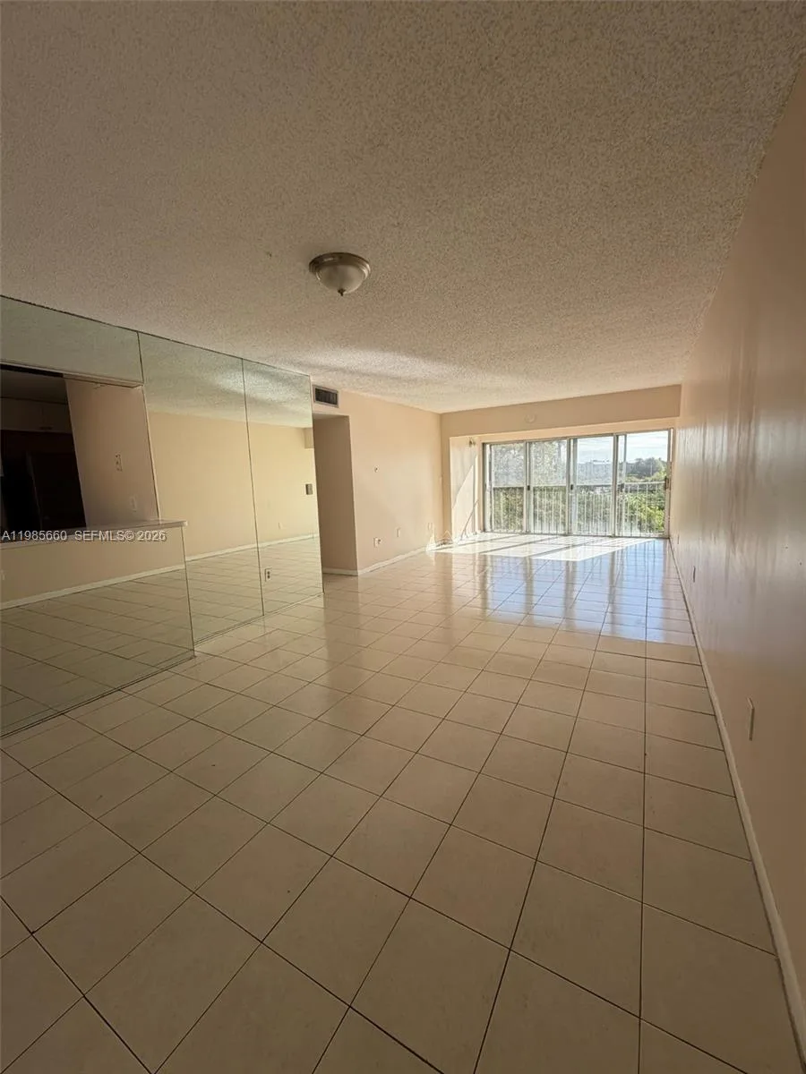 9180 Fontainebleau Blvd # 401, Miami, FL 33172
