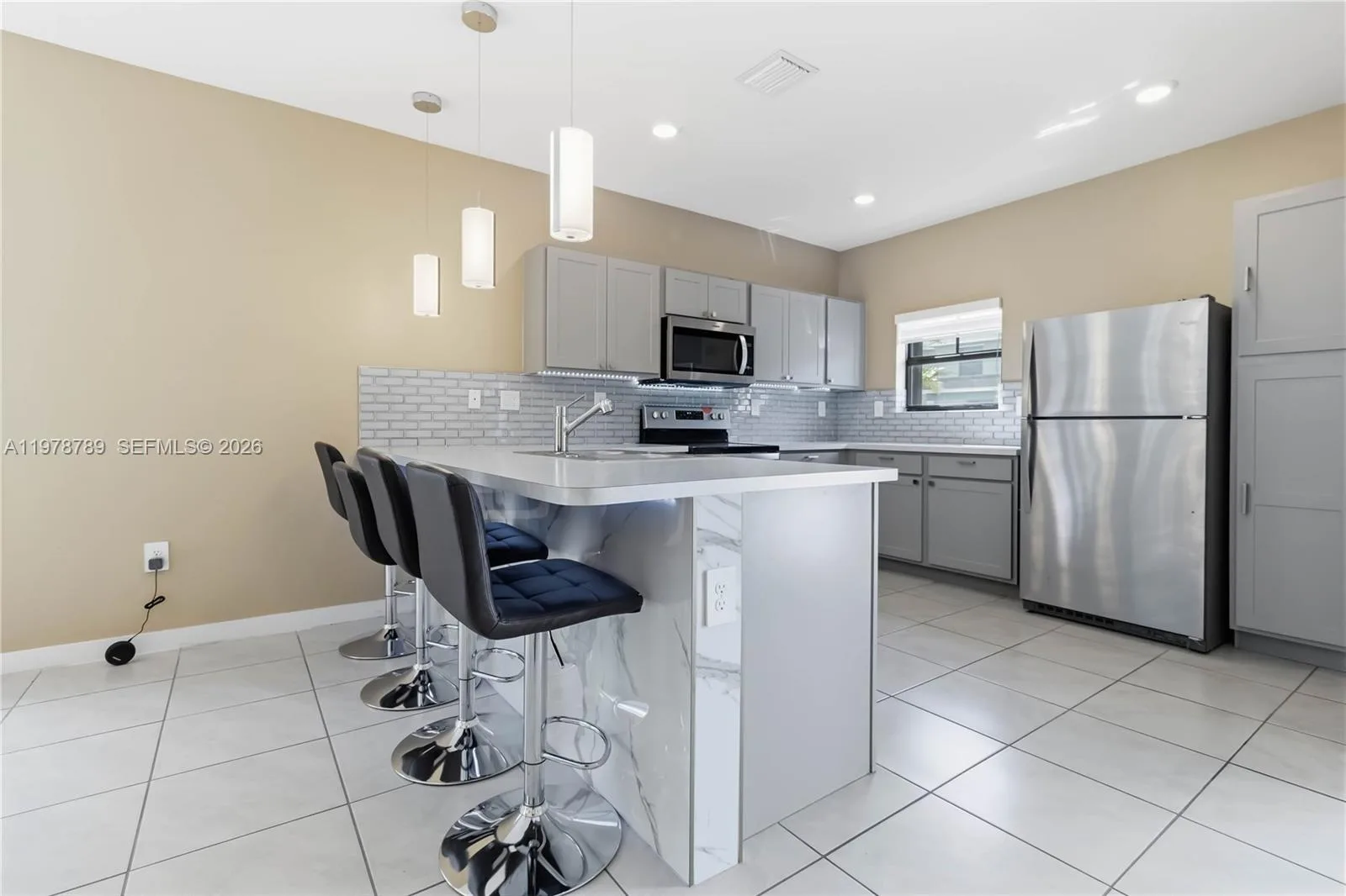421 NE 1st Dr, Florida City, FL 33034 photo 2