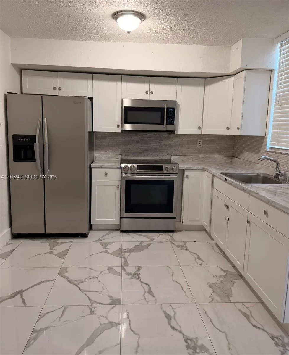 6170 SW 68th St # 21, South Miami, FL 33143