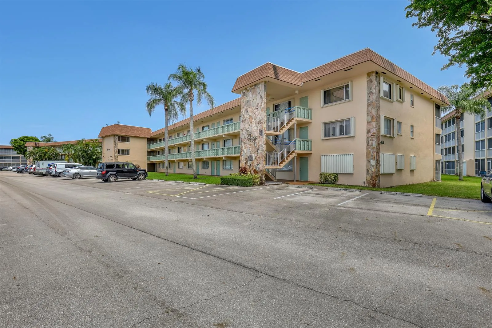 400 VILLAGE GREEN Circle W # 117, Palm Springs, FL 33461