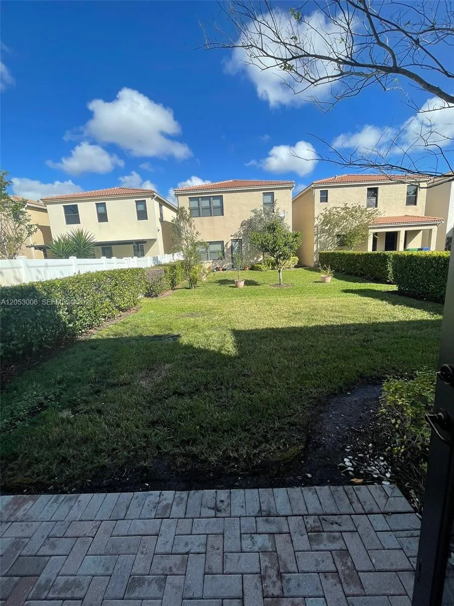 747 NE 193rd St # 0, Miami, FL 33179 photo 2