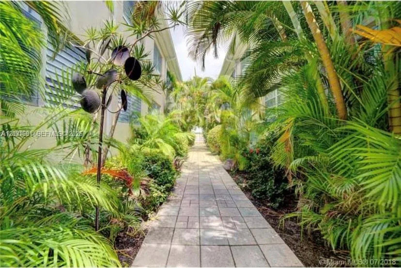4740 Pine Tree Dr # 25, Miami Beach, FL 33140
