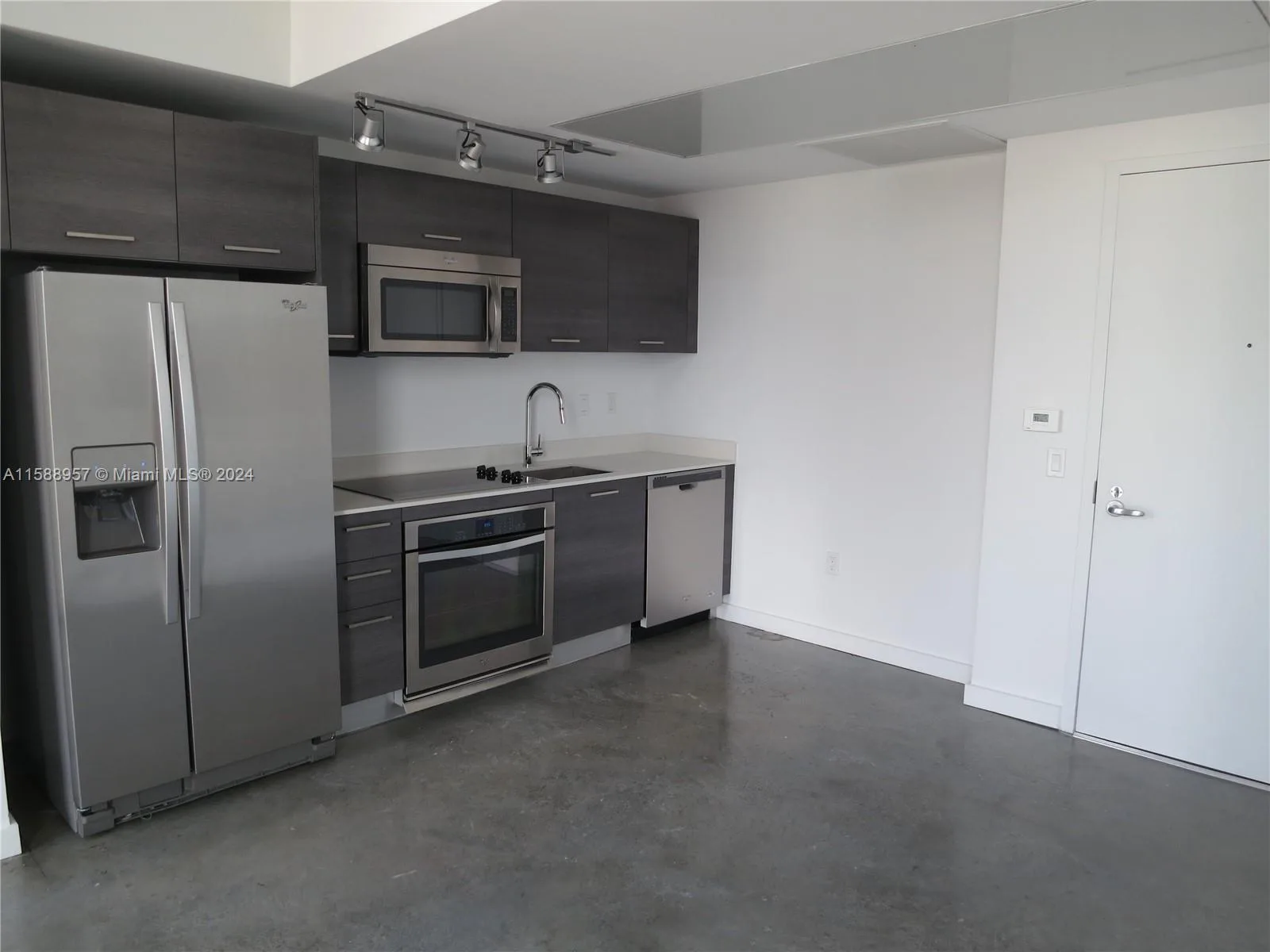 151 SE 1 St # 1704, Miami, FL 33131 photo 2