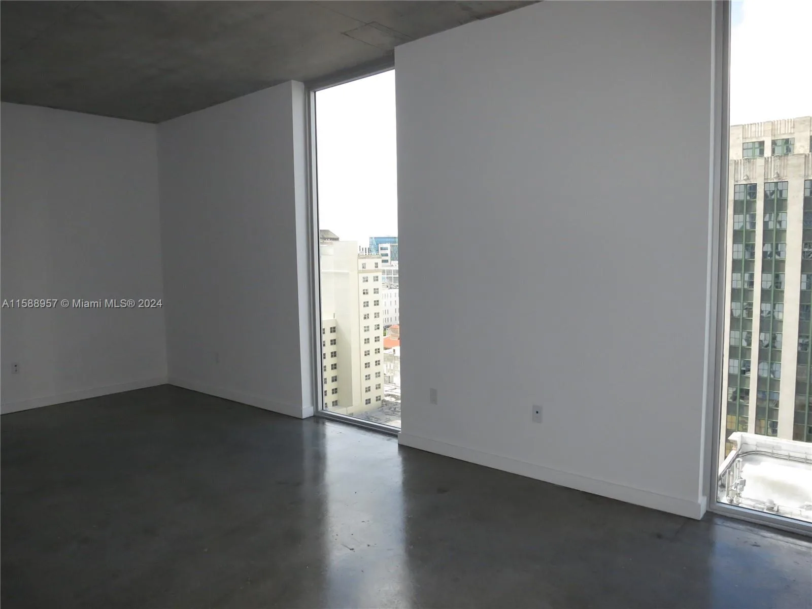 151 SE 1 St # 1704, Miami, FL 33131 photo 4