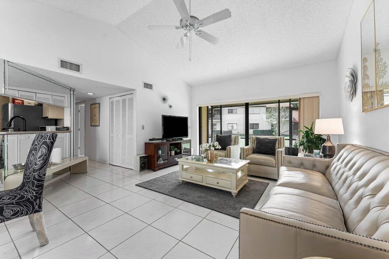 10 Via De Casas Sur # 104, Boynton Beach, FL 33426 photo 4