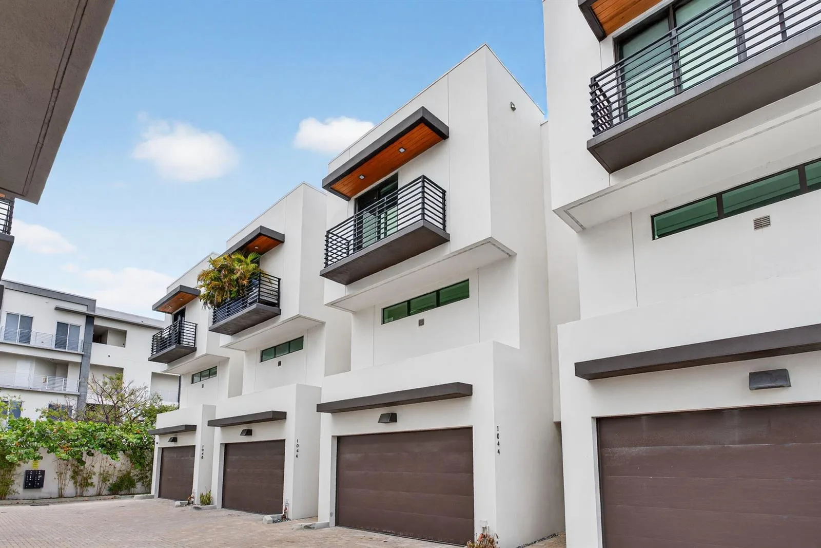 1044 N VICTORIA PARK Road, Fort Lauderdale, FL 33304 — zdjęcie 2
