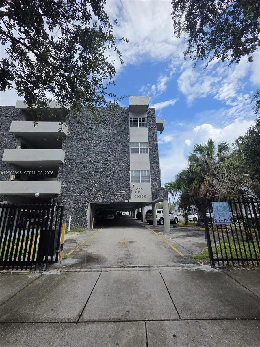 1035 W 77th St # 215, Hialeah, FL 33014