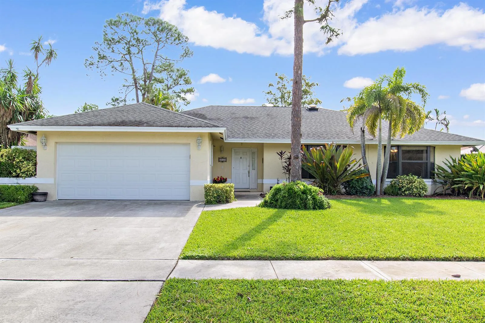 912 Blueberry Drive, Wellington, FL 33414 photo 2