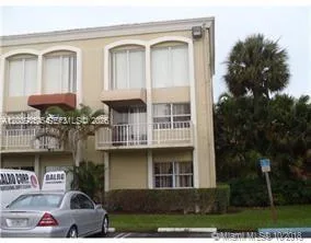 17901 NW 68 AV # Q-201, Miami Lakes, FL 33015