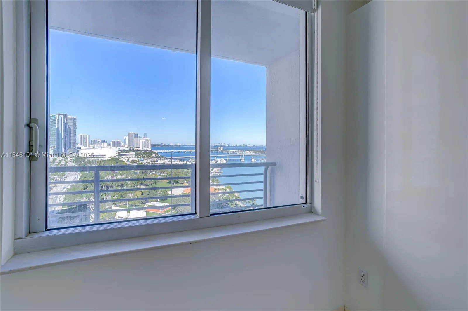325 S Biscayne Blvd # 2418, Miami, FL 33131 photo 13