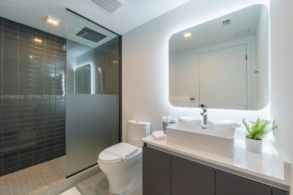 227 NE 2nd St # 1905, Miami, FL 33132 photo 12