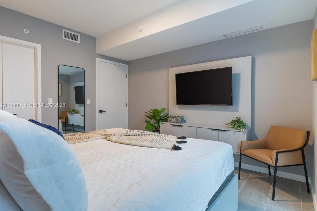 227 NE 2nd St # 1905, Miami, FL 33132 photo 7