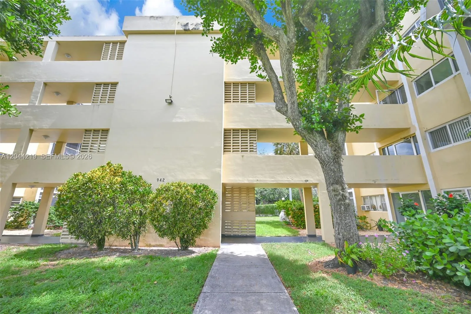 942 NE 199th St # 4E, Miami, FL 33179 photo 2