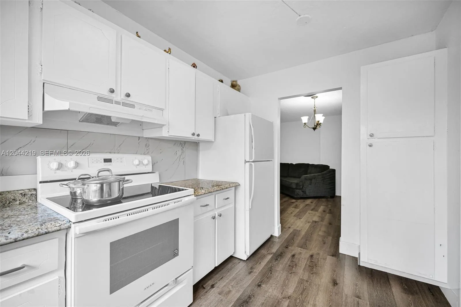 942 NE 199th St # 4E, Miami, FL 33179 photo 4