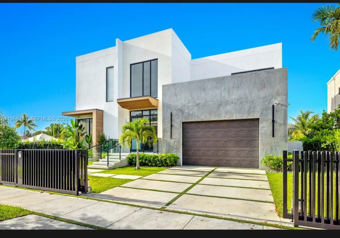 2050 S Hibiscus Dr, North Miami, FL 33181 photo 2