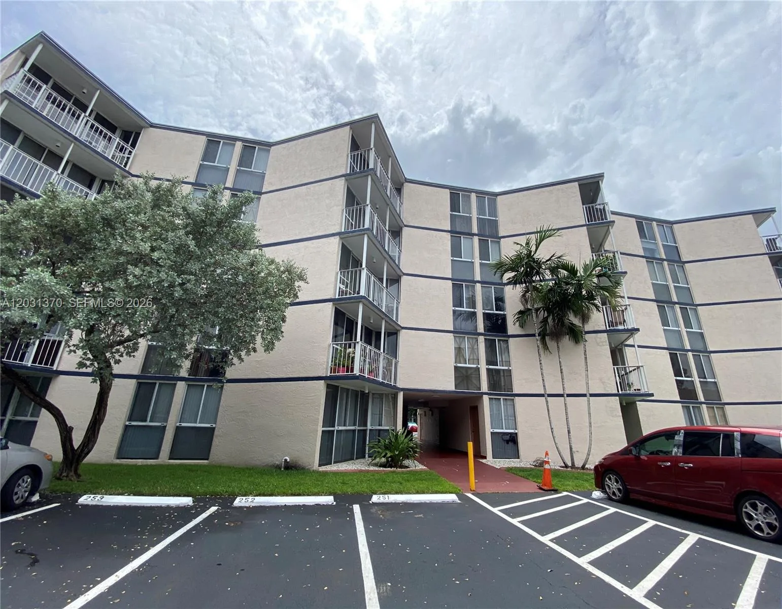 7075 NW 186th St # C308, Hialeah, FL 33015