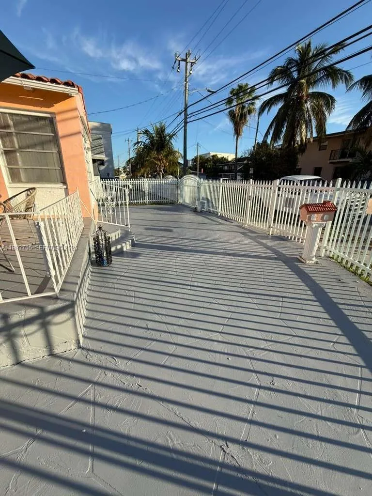 300 NW 13th Ave, Miami, FL 33125 photo 2