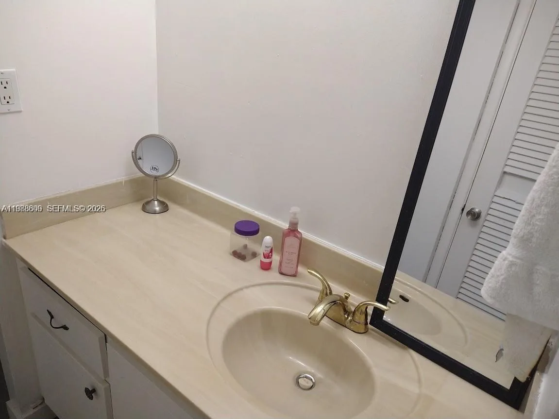 6039 Collins Ave # 1710, Miami Beach, FL 33140 photo 11