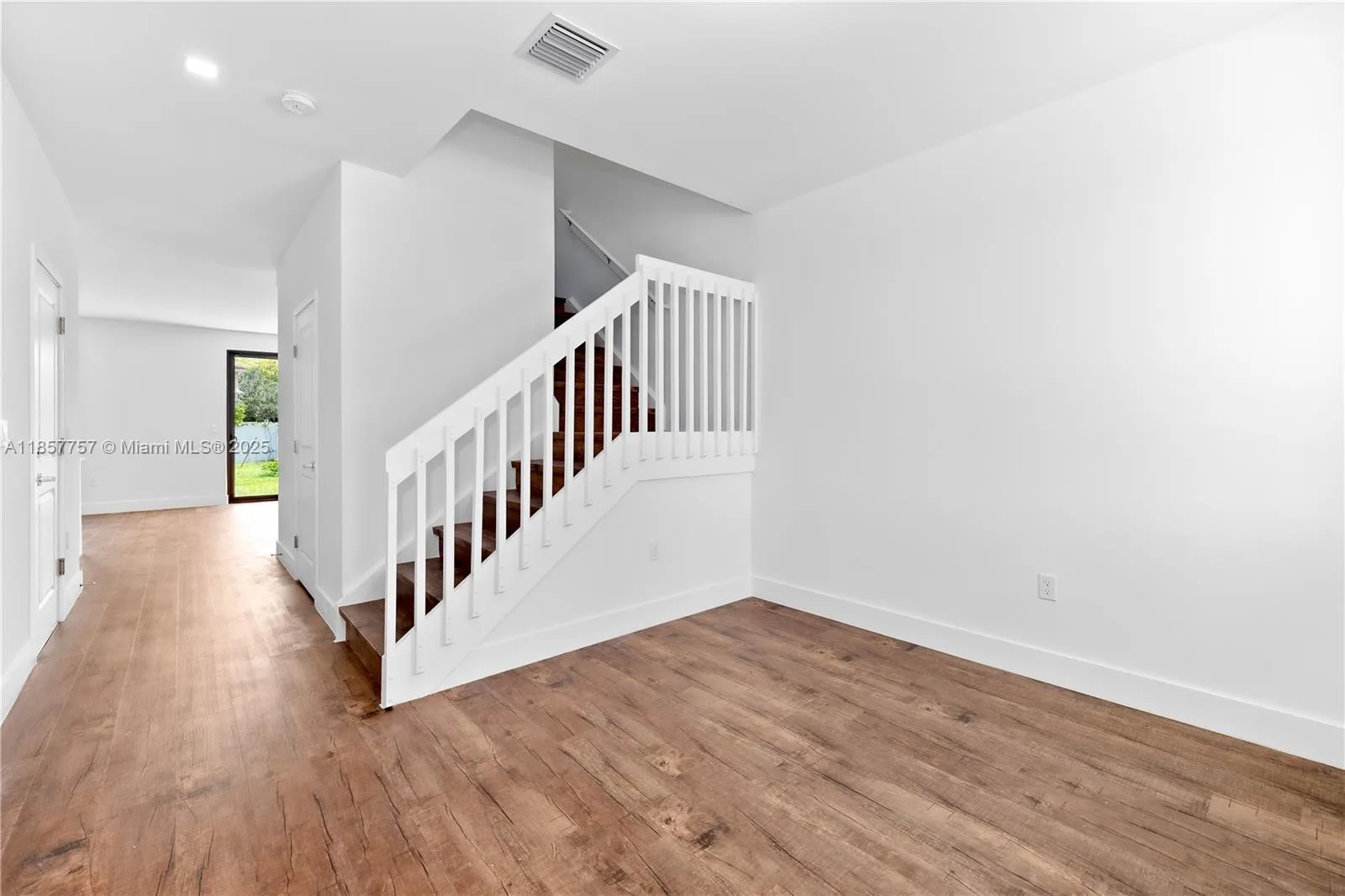 880 SW 1st St, Florida City, FL 33034 photo 4