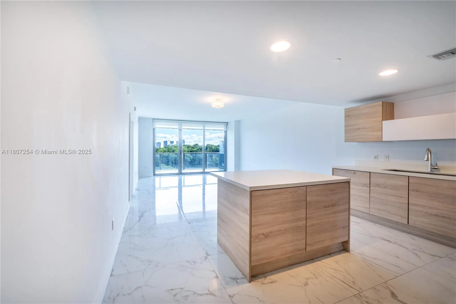 16385 Biscayne Blvd # 417, North Miami Beach, FL 33160 photo 2