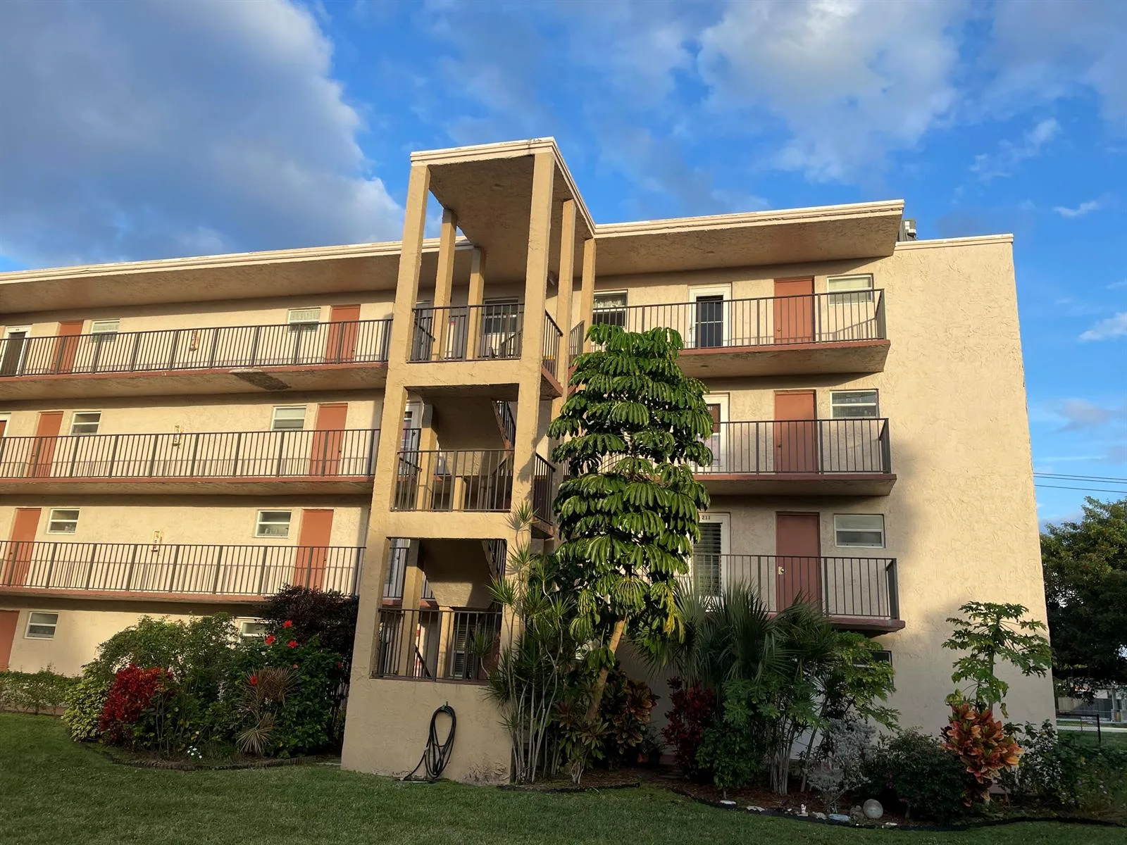 225 Bonnie Boulevard # 211, Palm Springs, FL 33461
