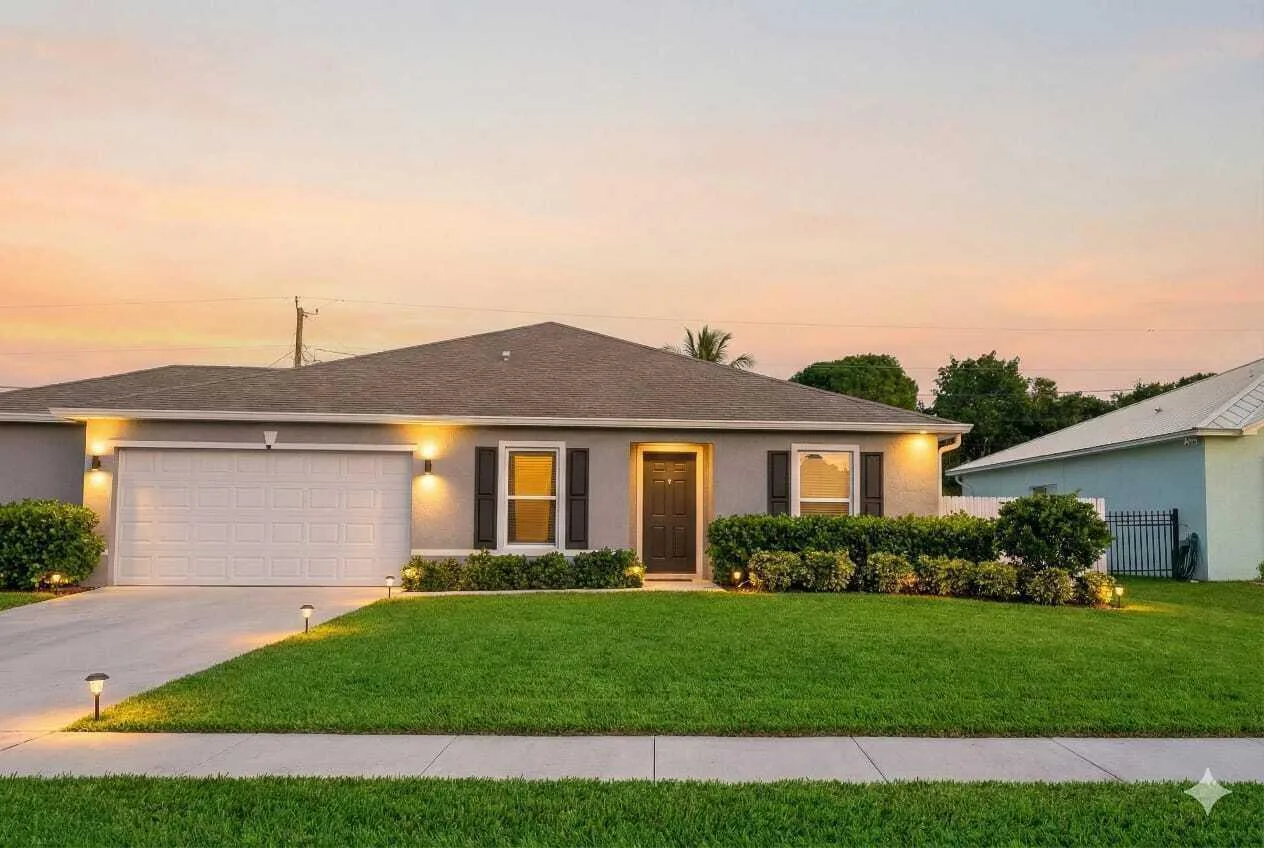 2507 SE CHARLESTON Drive, Port St. Lucie, FL 34952