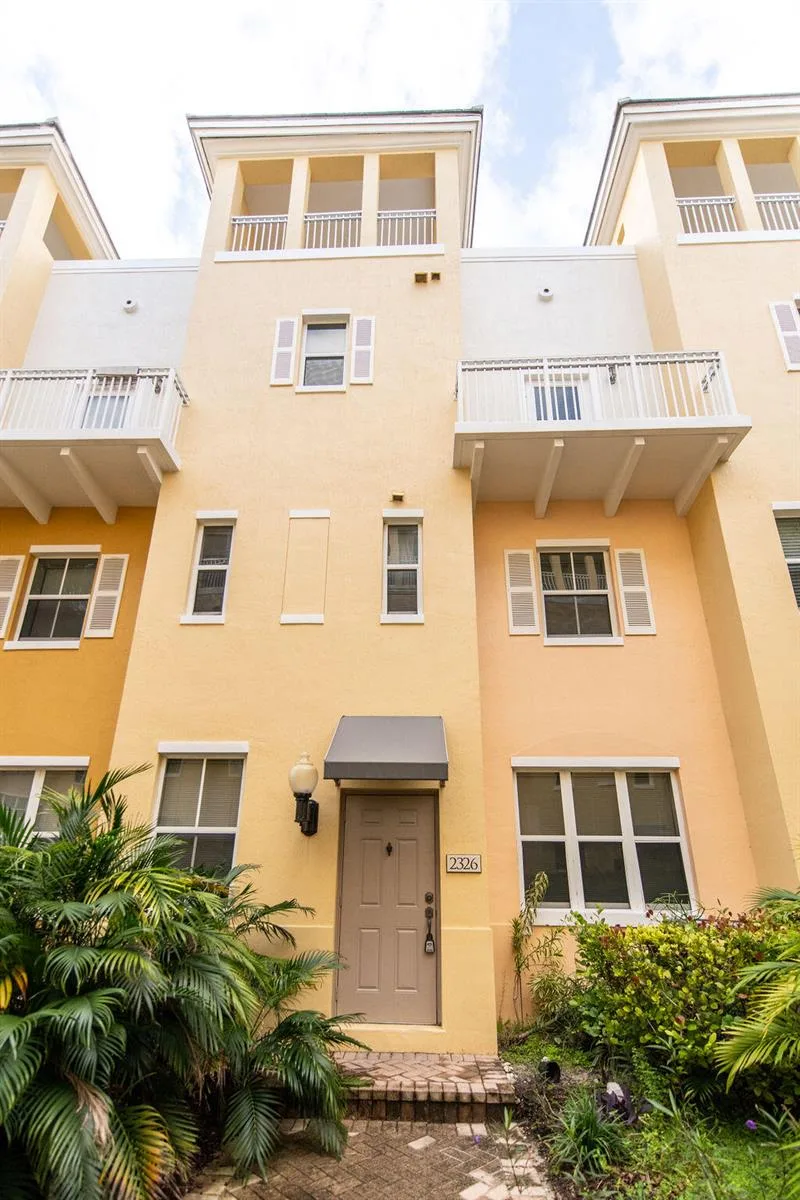 2326 Vintage Circle, Lighthouse Point, FL 33064