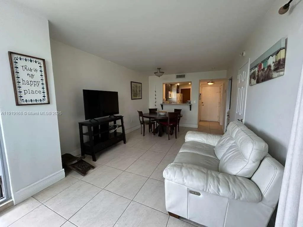 2899 Collins Ave # 625, Miami Beach, FL 33140 photo 2