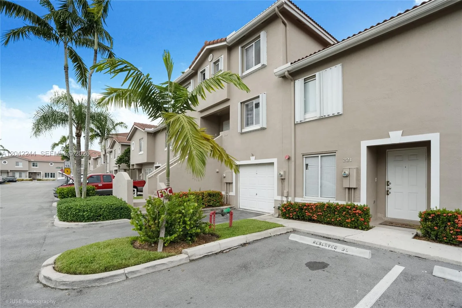 221 Riviera Cir, Weston, FL 33326